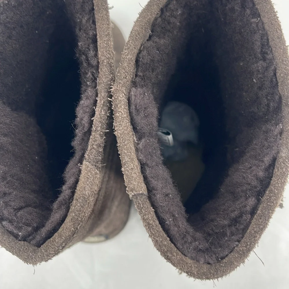 Bearpaw Women’s size 7 Brown Suede Boots